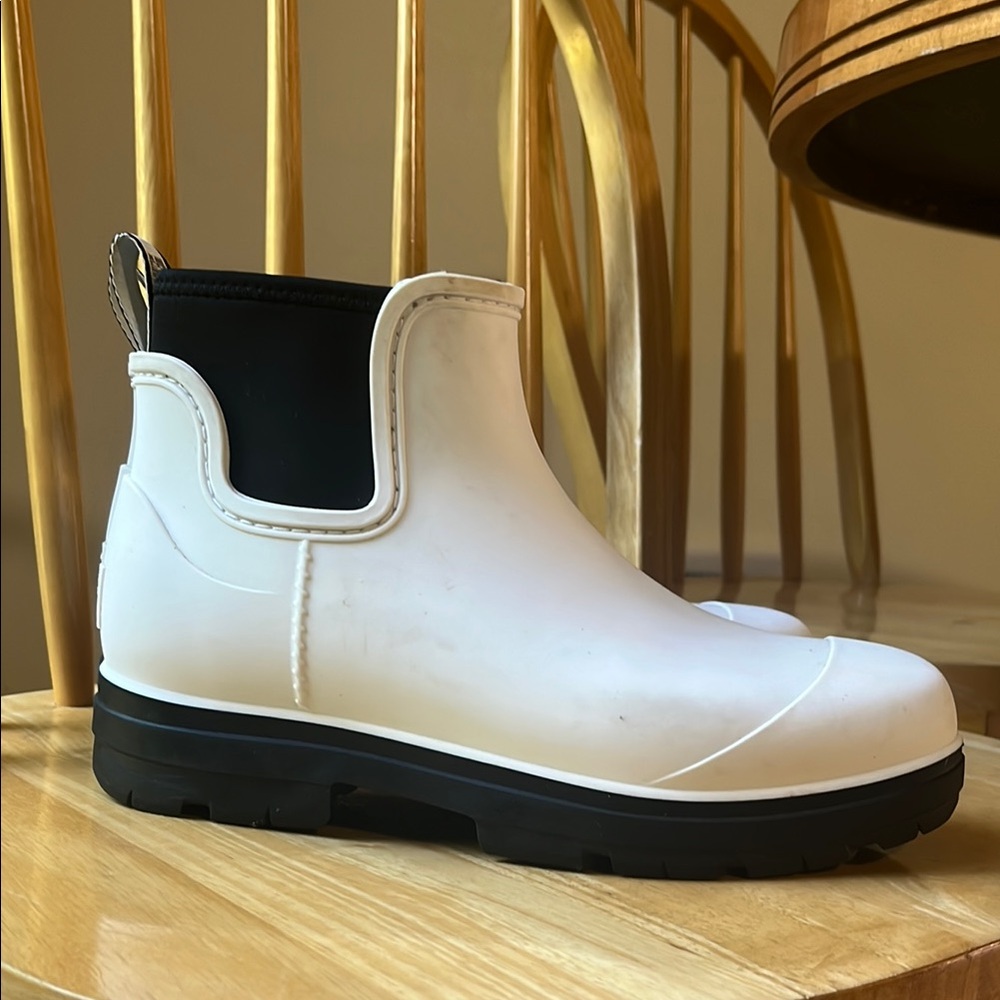 ☔️ Must Have! 🌧️ Ugg Rubber Boots-Great Condition! Size 9